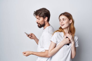 Erkek ve kadın kıskançlık yüzünden tartışıyor. Telefonda iletişim ışığından faydalanıyorlar.