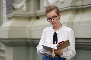 Elinde kitap olan bir öğrenci.