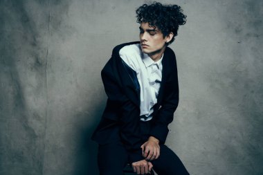 Siyah ceketli iş adamı poz veriyor. 