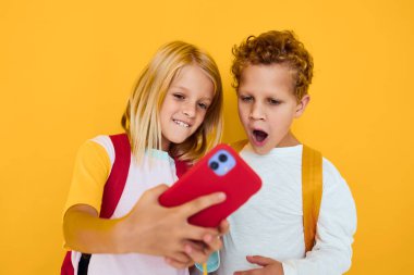 Güzel çocuklar telefona bakıyor. Yüksek kalite fotoğraf