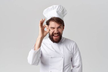  Erkek aşçı izole edilmiş arka planda iyi görünüyor. Yüksek kalite fotoğraf
