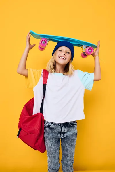 Adolescente Com Skate Fundo Amarelo Foto Alta Qualidade — Fotografia de Stock
