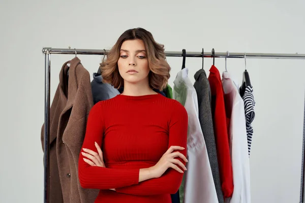 Vacker Kvinna Röd Klänning Välja Kläder Shopping Butik — Stockfoto