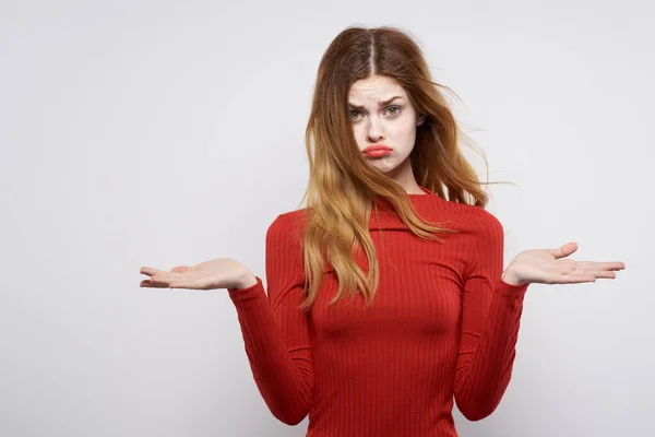 Fröhliche Frau Rotem Kleid Die Vor Isoliertem Hintergrund Posiert Hochwertiges — Stockfoto