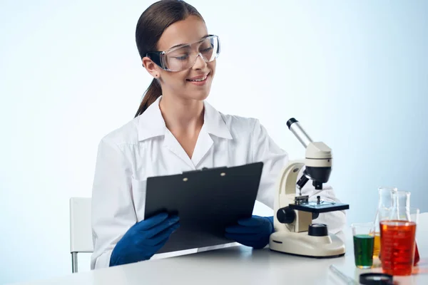 Medico Donna Che Ricerche Sfondo Chiaro Foto Alta Qualità — Foto Stock