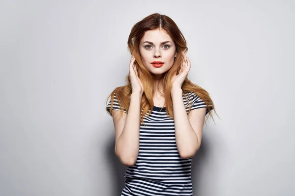 Mulher Bonita Com Uma Shirt Listrada Fundo Isolado Foto Alta — Fotografia de Stock