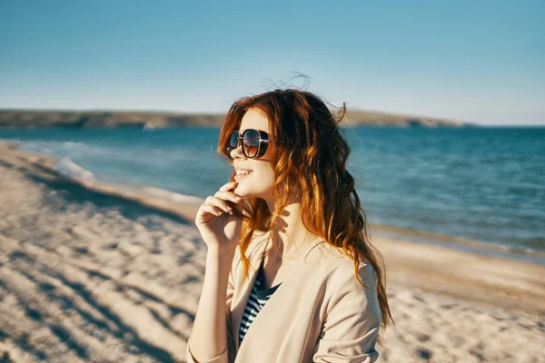 Kobieta Nosząca Okulary Słoneczne Nad Morzem Wysokiej Jakości Zdjęcie — Zdjęcie stockowe