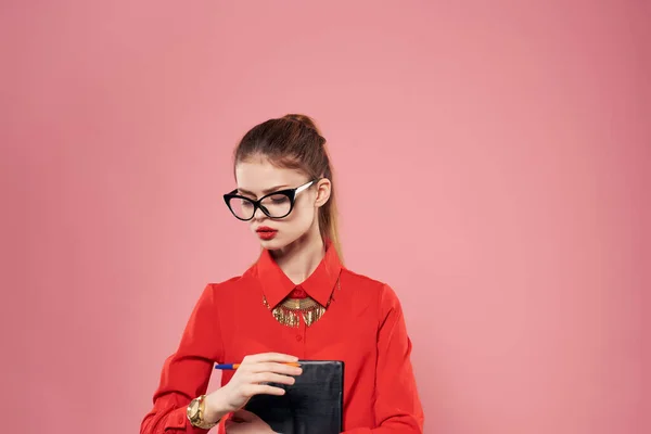 Vrouw Rood Shirt Secretaresse Kantoor Roze Achtergrond Hoge Kwaliteit Foto — Stockfoto
