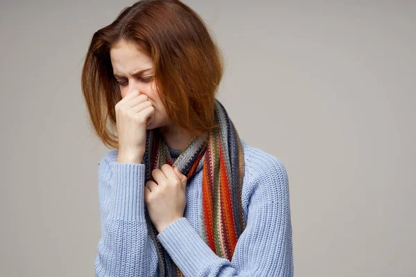 Femme Malade Avec Des Problèmes Santé Sur Fond Isolé Photo — Photo