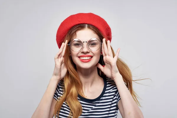 Fransk Kvinna Röd Hatt Poserar — Stockfoto