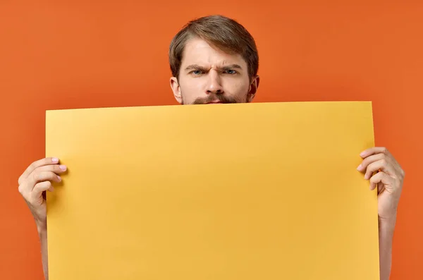 Een Man Met Een Baard Met Een Gele Banier Een — Stockfoto