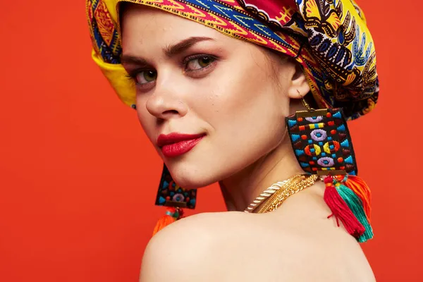 Bella donna in turbante multicolore aspetto attraente Gioielli Studio Modello — Foto Stock