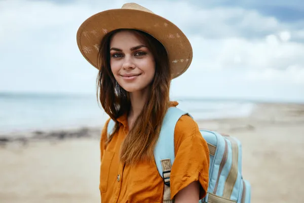 Mulheres turistas mochila viagem ilha paisagem passeio — Fotografia de Stock