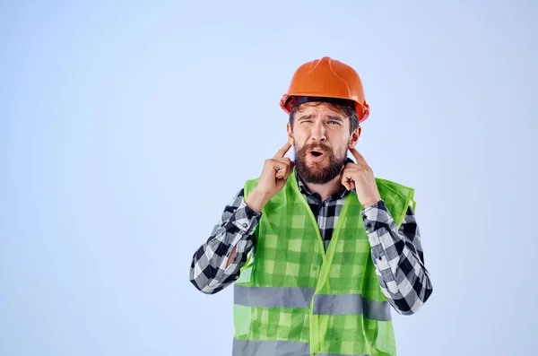 Homem emocional colete verde capacete laranja fluxo de trabalho mão gestos Studio — Fotografia de Stock