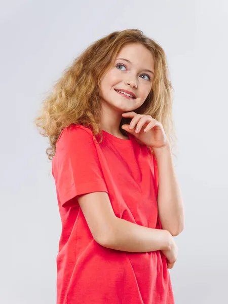 Mädchen mit lockigem Haar im rosafarbenen T-Shirt — Stockfoto