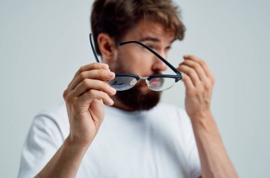 El görüşlü hasta adam. Arka planda hafif sorunlar var.