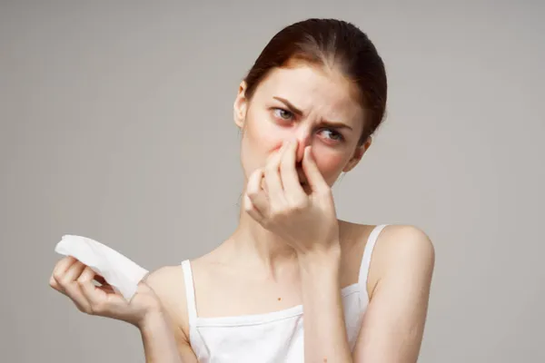 Femme malade en t-shirt blanc avec un fond clair écharpe — Photo