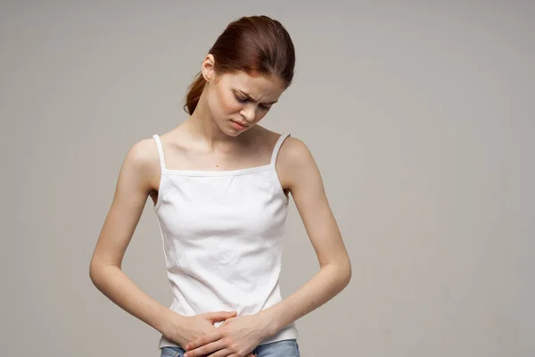 Donna mestruazioni problemi di salute ginecologia sfondo isolato — Foto Stock