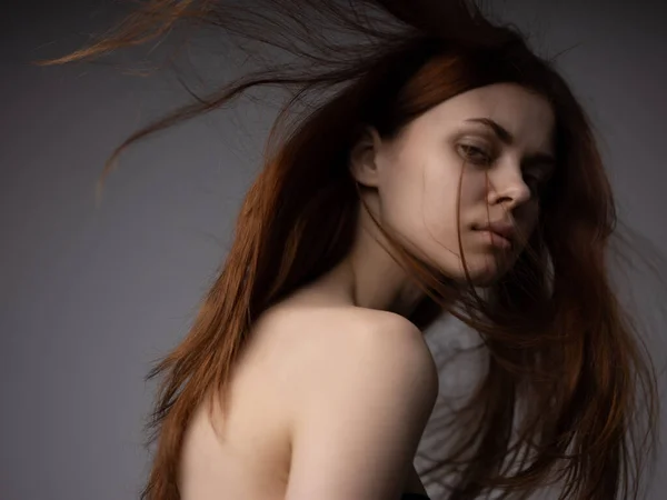 Frau mit nackten Schultern rote Haare Luxus Lifestyle dunkler Hintergrund — Stockfoto