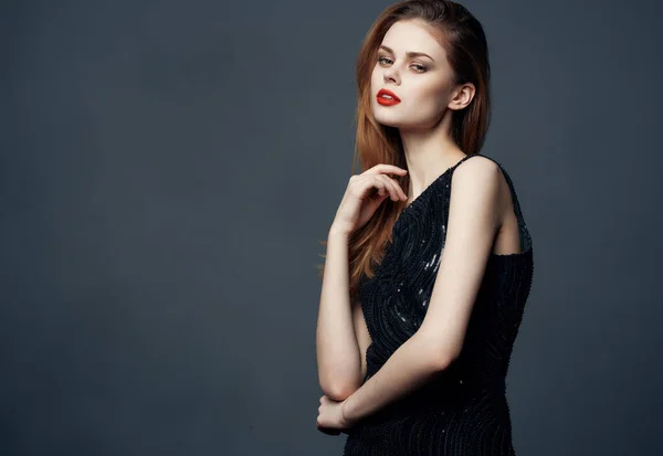 Mooie vrouw rood haar charme poseren cosmetica geïsoleerde achtergrond — Stockfoto