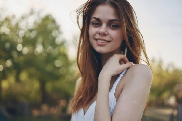 Mulher de vestido branco verão campo natureza Estilo de vida — Fotografia de Stock