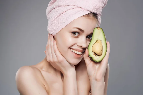 Mulher com uma toalha na cabeça cuidados da pele abacate posando close-up — Fotografia de Stock