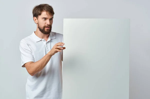 Емоційний чоловік білий папір в руках студії маркетингу copy-space — стокове фото