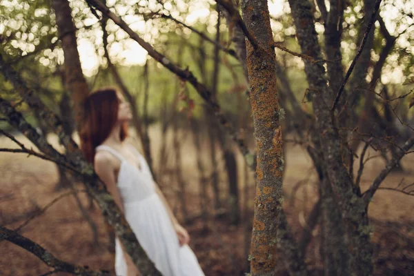 Beyaz elbiseli kadın. Sonbahar, temiz hava. — Stok fotoğraf
