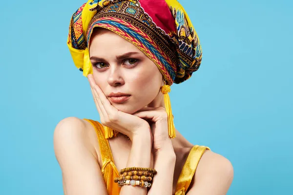 Allegra donna etnicità multicolore velo trucco glamour isolato sfondo — Foto Stock