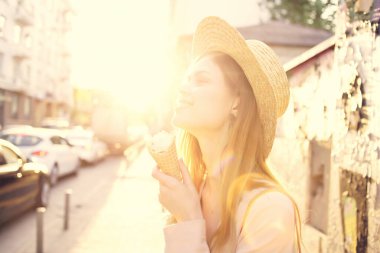 Güzel bir kadın dışarıda yürür dondurma yer, seyahat eder hayat tarzı yaşar.