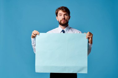 Mavi maket posterli yakışıklı adam imzalı fotokopi alanı izole arkaplan