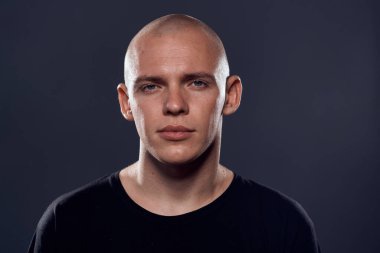 Siyah kedili kel bir adam stüdyo resmi koyu arkaplan