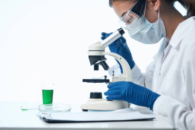 Kadın doktor analizi biyoteknoloji araştırma tıp stüdyosu