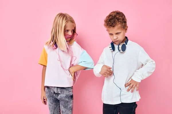 Retrato de uma menina e um menino usando fones de ouvido posando conceito de estilo de vida infantil — Fotografia de Stock