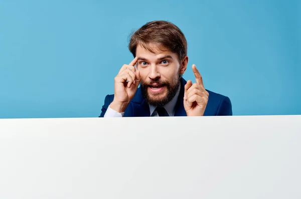 Бородатий чоловік Білий рекламний щит копія простору синій фон — стокове фото
