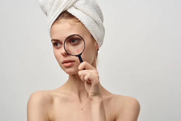 Mujer con una toalla en mi cabeza dermatología aislado fondo — Foto de Stock