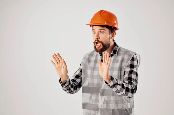 Bärtiger Mann mit orangefarbenem Hut Bau professionelle Licht Hintergrund — Stockfoto