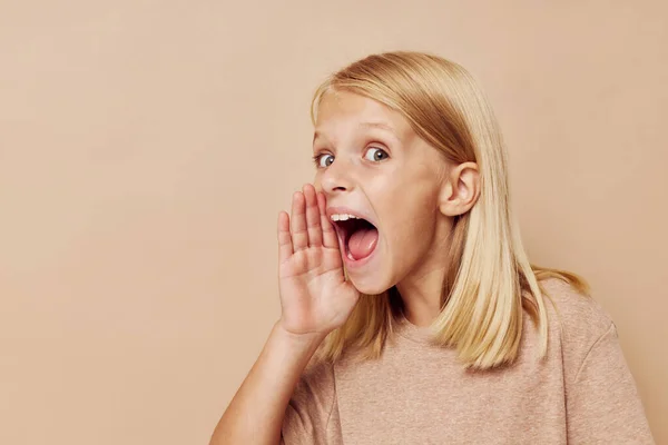 Menina bonito feliz Moda têxtil bebê roupas modelo posando estúdio — Fotografia de Stock