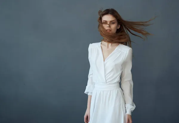 Mujer en el encanto vestido blanco basando el rendimiento de peinado de moda — Foto de Stock