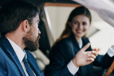 İş adamı ve kadın seyahat görevlileri