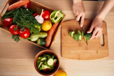 Sebzeleri dilimlemek sağlıklı yemek mutfağı pişirmek.