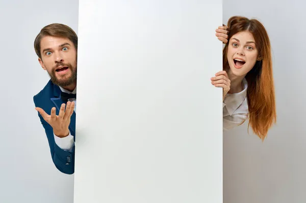 Homem e mulher com cartaz mockup branco sinal de publicidade estúdio de cópia-espaço — Fotografia de Stock