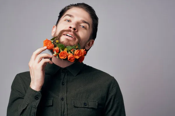 Бородатый мужчина позирует цветы в бородке моды Studio Lifestyle — стоковое фото