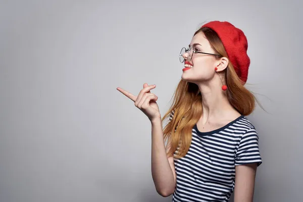 Jolie femme portant un chapeau rouge maquillage mode posant style de vie — Photo