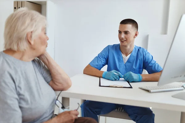 Bejaarde vrouw patiënt bij de dokters afspraak diagnose — Stockfoto