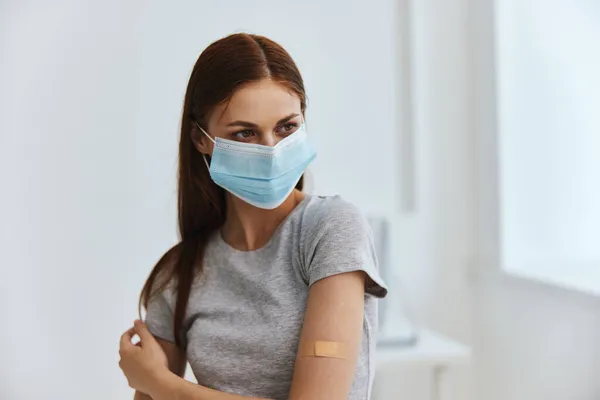 Kvinna som bär medicinsk mask pandemisk karantänvirusskydd — Stockfoto