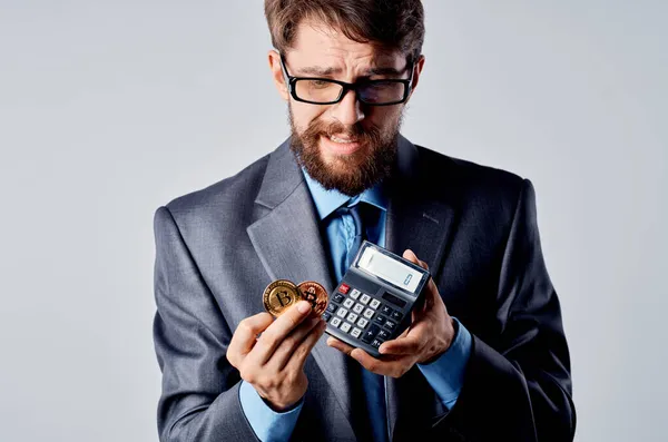 Homem emocional calculadora bitcoin na mão contando oficial estúdio financeiro — Fotografia de Stock