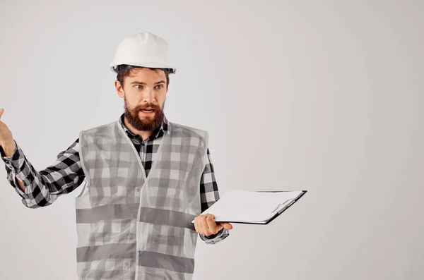 Mannelijke bouwer in een witte helm blauwdrukken Professionele studio industrie — Stockfoto