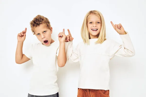 Två förskola barn pojke och flicka gestikulera med händerna ljus bakgrund — Stockfoto