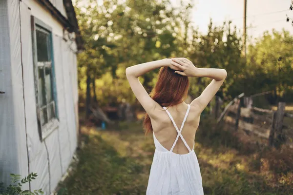 Žena v bílých šatech venkovní zábava příroda životní styl — Stock fotografie